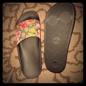 Authentic gucci slides w/box (NEW)